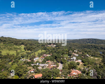 Belle vue aérienne de Serra do l'OPIC dans le Minas Gerais avec forêts, rivières et montagnes, maisons et hôtels en journée ensoleillée avec ciel bleu. Brésil Banque D'Images