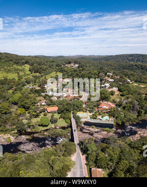 Belle vue aérienne de Serra do l'OPIC dans le Minas Gerais avec forêts, rivières et montagnes, maisons et hôtels en journée ensoleillée avec ciel bleu. Brésil Banque D'Images