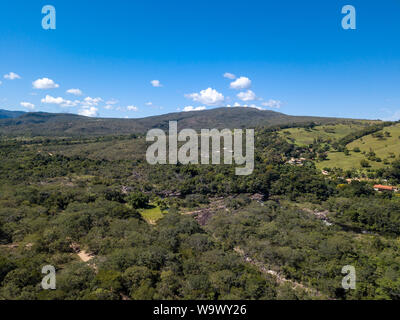 Belle vue aérienne de Serra do l'OPIC dans le Minas Gerais avec les forêts et les montagnes en journée ensoleillée avec ciel bleu. Paysage de la Brazilian Cerrad Banque D'Images