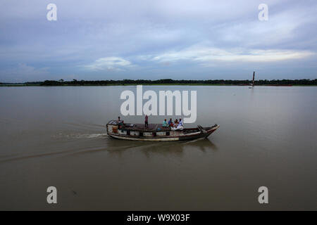 Les personnes en voyage d'un bateau moteur sur le Sugondha river. Jhalakathi, Bangladesh Banque D'Images