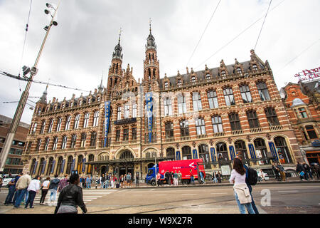 AMSTERDAM, Pays-Bas - 31 août 2018 : vue sur l'extérieur la grande Shopping mall vu depuis le trottoir avec des personnes visibles. Banque D'Images