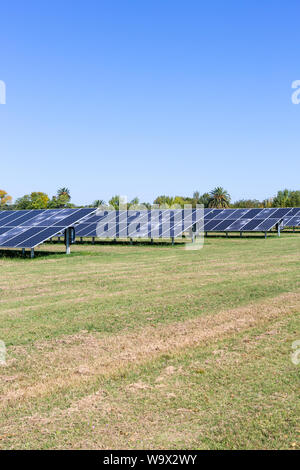 Vue paysage de panneaux solaires dans la région de farm en utilisant l'énergie propre et renouvelable aux beaux jours d'été. Concept de l'environnement, émission de carbone zéro, propre electri Banque D'Images