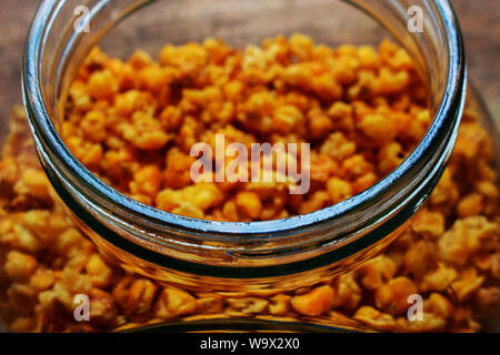 Close Up Fried Snack à base de maïs dans un bocal en verre Banque D'Images