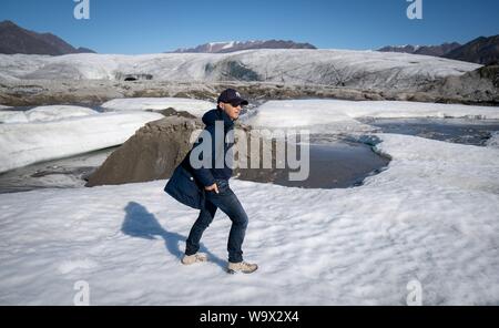 Pond Inlet, Canada. Août 15, 2019. Le ministre fédéral des affaires étrangères, Heiko Maas (SPD) visites un glacier près de Pond Inlet, dans l'Arctique canadien. Le petit village Inuit avec seulement 1 300 habitants vont faire face aux conséquences du changement climatique, qui n'est nulle part plus visible que dans l'Arctique. Credit : Kay Nietfeld/dpa/Alamy Live News Banque D'Images