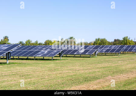 Vue paysage de panneaux solaires dans la région de farm en utilisant l'énergie propre et renouvelable aux beaux jours d'été. Concept de l'environnement, émission de carbone zéro, propre electri Banque D'Images