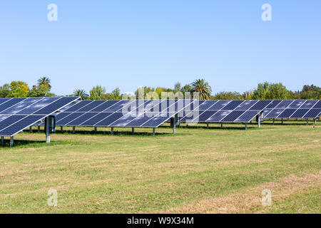 Vue paysage de panneaux solaires dans la région de farm en utilisant l'énergie propre et renouvelable aux beaux jours d'été. Concept de l'environnement, émission de carbone zéro, propre electri Banque D'Images