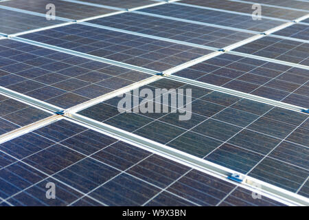 Des panneaux solaires produisent de l'énergie dans des maisons rurales à l'intérieur du Brésil. Concept de la conservation de l'environnement, le changement climatique, l'émission de carbone zéro, clea Banque D'Images