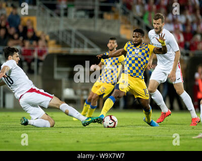 Vilnius, Lituanie. Août 15, 2019. Chikeluba Ofoedu (2e R) de Maccabi Tel-Aviv rivalise avec Samir Kerla (1re L) de Suduva durant la deuxième partie de l'UEFA Europa League match troisième tour de qualification entre Suduva de Lituanie et Maccabi Tel-Aviv d'Isreal à Marijampole, Lithuanie, 15 août 2019. Alfredas Crédit : Pliadis/Xinhua/Alamy Live News Banque D'Images