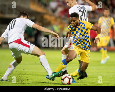 Vilnius, Lituanie. Août 15, 2019. Chikeluba Ofoedu (R) de Maccabi Tel-Aviv rivalise avec Samir Kerla de Suduva durant la deuxième partie de l'UEFA Europa League match troisième tour de qualification entre Suduva de Lituanie et Maccabi Tel-Aviv d'Isreal à Marijampole, Lithuanie, 15 août 2019. Alfredas Crédit : Pliadis/Xinhua/Alamy Live News Banque D'Images