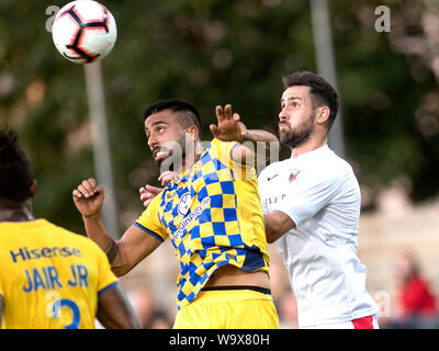 Vilnius, Lituanie. Août 15, 2019. Shahar Piven (L) de Maccabi Tel-Aviv fait concurrence au cours de la deuxième partie de l'UEFA Europa League match troisième tour de qualification entre Suduva de Lituanie et Maccabi Tel-Aviv d'Isreal à Marijampole, Lithuanie, 15 août 2019. Alfredas Crédit : Pliadis/Xinhua/Alamy Live News Banque D'Images