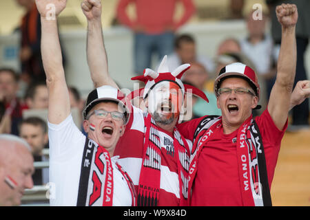 Vilnius, Lituanie. Août 15, 2019. Fans de Suduva célébrer après l'équipe a marqué au cours de la deuxième partie de l'UEFA Europa League match troisième tour de qualification entre Suduva de Lituanie et Maccabi Tel-Aviv d'Isreal à Marijampole, Lithuanie, 15 août 2019. Alfredas Crédit : Pliadis/Xinhua/Alamy Live News Banque D'Images