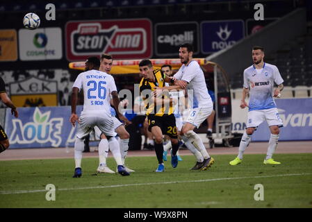 Athènes, Grèce. Août 15, 2019. Mantalos (no 20) de l'AEK s'efforce d'éviter les joueurs de Craiova. (Photo par Jean Karvountzis/Pacific Press) Credit : Pacific Press Agency/Alamy Live News Banque D'Images