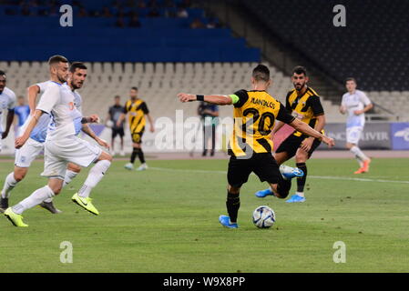Athènes, Grèce. Août 15, 2019. Mantalos (no 20) des scores AEK le but pour son équipe. (Photo par Jean Karvountzis/Pacific Press) Credit : Pacific Press Agency/Alamy Live News Banque D'Images