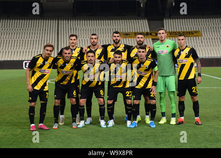 Athènes, Grèce. Août 15, 2019. Photo commémorative de l'AEK avant le début du jeu. (Photo par Jean Karvountzis/Pacific Press) Credit : Pacific Press Agency/Alamy Live News Banque D'Images