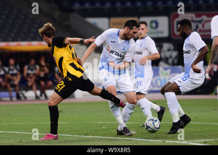 Athènes, Grèce. Août 15, 2019. Des efforts Geraldes (no 12) de l'AEK s'arrête par la défense de Craiova. (Photo par Jean Karvountzis/Pacific Press) Credit : Pacific Press Agency/Alamy Live News Banque D'Images