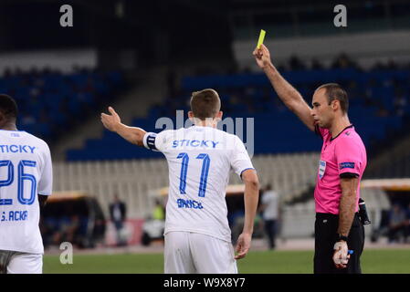 Athènes, Grèce. Août 15, 2019. Arbitre Jérôme Brisard montre carte jaune à Bancu (no 11) de Craiova. (Photo par Jean Karvountzis/Pacific Press) Credit : Pacific Press Agency/Alamy Live News Banque D'Images