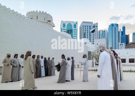 Emirati (du Moyen-Orient) Hommes effectuant une danse traditionnelle dans l'héritage de l'Emirats Arabes Unis - l'Yowla Banque D'Images