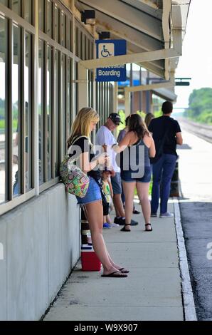 LaFox, Illinois, USA. Les passagers attendent un Metra train de banlieue en LaFox, Illinois qui les mènera vers Chicago. Banque D'Images