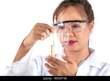 Femme asiatique à la recherche scientifique dans le tube de solution Banque D'Images