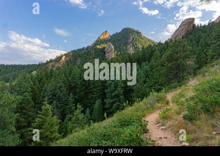 Sentier de randonnée de montagne dans le Colorado à Boulder flatirons Banque D'Images