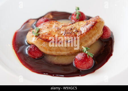 Foie gras grillé avec sauce au porto rouge, close-up Banque D'Images