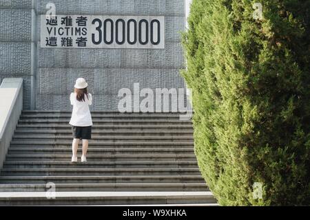 Beijing, Chine, province de Jiangsu. Août 15, 2019. Une femme visite la Salle du Souvenir des victimes de Nanjing massacre par les envahisseurs japonais à Nanjing, Jiangsu Province de Chine orientale, le 15 août 2019. Activités ont eu lieu jeudi à Nanjing pour commémorer le 74e anniversaire de la capitulation du Japon dans la seconde guerre mondiale. Credit : Ji Chunpeng/Xinhua/Alamy Live News Banque D'Images