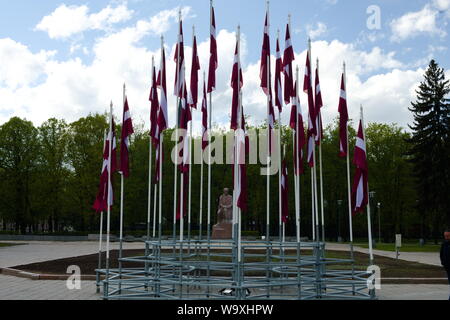 Drapeaux volant fièrement en l'honneur du jour de l'indépendance de la Lettonie à Riga, en Lettonie Banque D'Images