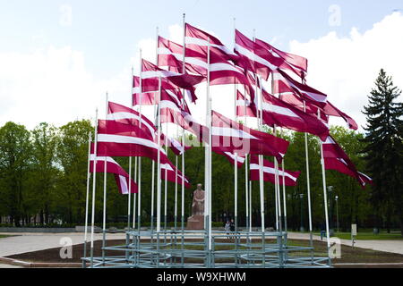 Drapeaux volant fièrement en l'honneur du jour de l'indépendance de la Lettonie à Riga, en Lettonie Banque D'Images