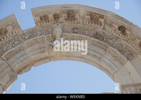 Temple d'Hadrien la Turquie dans la ville antique d'Ephèse arch linteau sculpté est la mythologie grecque sur le banshee comme méduse Banque D'Images