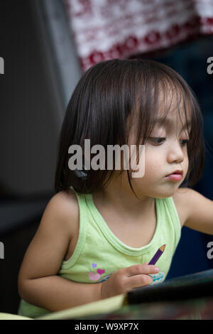 Cute little girl est pages à colorier et à la peinture. Les enfants de la peinture. Attirer les enfants. Cours préparatoire avec les activités au pays. Tout-petits créatifs Banque D'Images