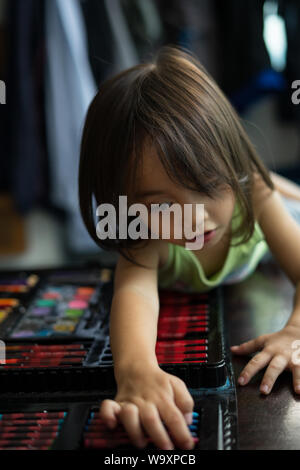 Cute little girl est pages à colorier et à la peinture. Les enfants de la peinture. Attirer les enfants. Cours préparatoire avec les activités au pays. Tout-petits créatifs. Banque D'Images