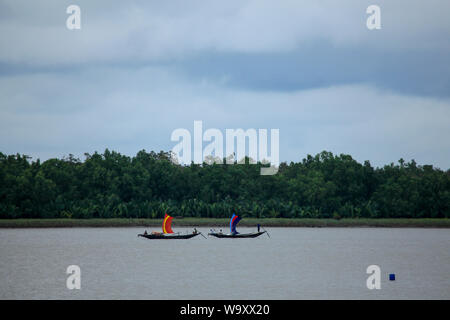 Bateau à voile sur l'Paschhur, près de Sundarbans, la plus grande forêt de mangroves dans le monde. Le Bangladesh. Banque D'Images