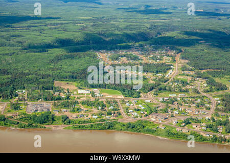 Photo aérienne de la Première Nation de Fort McKay, localité située au nord de Fort McMurray, dans la région des sables bitumineux de l'Alberta, Canada. Banque D'Images