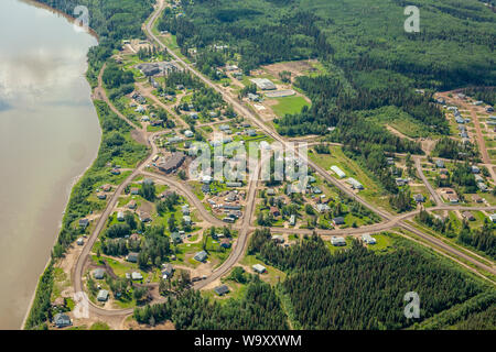 Photo aérienne de la Première Nation de Fort McKay, localité située au nord de Fort McMurray, dans la région des sables bitumineux de l'Alberta, Canada. Banque D'Images