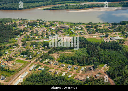 Photo aérienne de la Première Nation de Fort McKay, localité située au nord de Fort McMurray, dans la région des sables bitumineux de l'Alberta, Canada. Banque D'Images