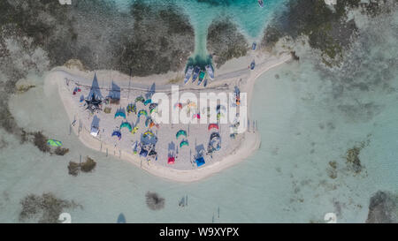 Vue aérienne de la voile kitesurf et de la planche à voile dans l'île de la mer des Caraïbes à Los Roques Venezuela. Sport extrême Banque D'Images