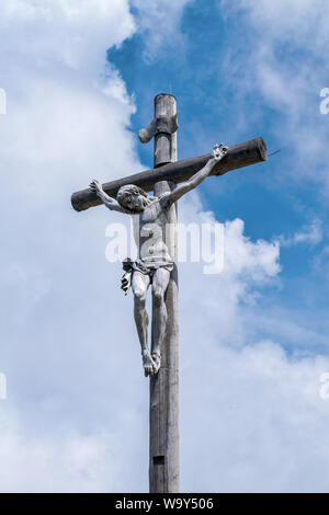 Secada, Italie - 25 juillet 2019 - C'est le crucifix en bois sur le dessus de la montagne de Seceda dans les Dolimites italiennes Banque D'Images