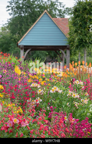 Les parterres d'été colorés de Aston la poterie. Aston, Bampton, Oxfordshire, Angleterre Banque D'Images