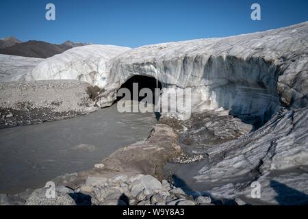 Pond Inlet, Canada. Août 15, 2019. Un énorme glacier présente à Pond Inlet, dans l'Arctique canadien. Le petit village Inuit avec seulement 1 300 habitants vont faire face aux conséquences du changement climatique, qui n'est nulle part plus visible que dans l'Arctique. Le réchauffement climatique ici est deux à trois fois plus forte que dans d'autres régions du monde. Credit : Kay Nietfeld/dpa/Alamy Live News Banque D'Images