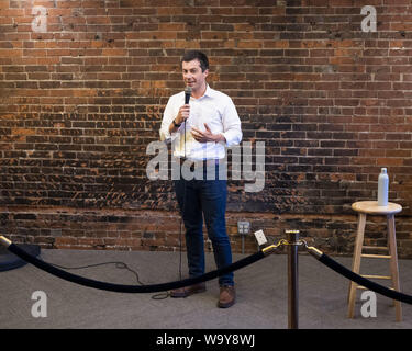 Pella, Iowa, États-Unis. Août 15, 2019. South Bend, Indiana Maire PETE BUTTIGIEG (D) de faire campagne dans le restaurant Row Smokey à Oskaloosa, Iowa. Crédit : Michael Brochstein/ZUMA/Alamy Fil Live News Banque D'Images