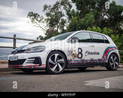 LLORET DE MAR, ESPAGNE-15 août 2019 : Volkswagen Golf Mk7 (VII) Golf GTI peint faux-Schéma de peinture Martini Racing minable Banque D'Images