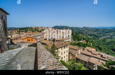 Vue sur le paysage vallonné de l'Ombrie remparts à Porta Sole, Pérouse, Ombrie, Italie Banque D'Images