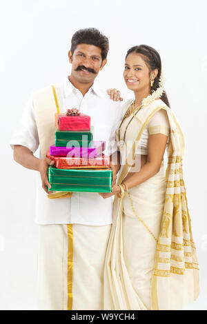South Indian Woman holding gift boxes Banque D'Images