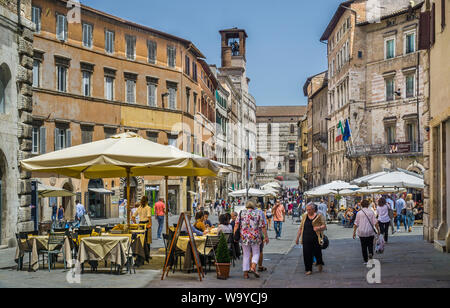 Avis de Corso Piertro Vannutti, l'artère principale du centre historique de Pérouse, une zone piétonne avec de nombreux restaurants, librairies, Banque D'Images