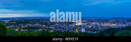 Allemagne, XXL vue panoramique sur la nature et paysage de ville de Stuttgart du birkenkopf de nuit vue ci-dessus Banque D'Images