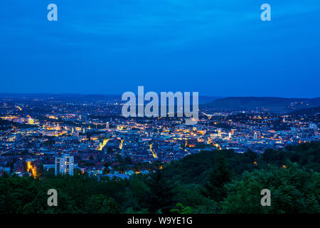 Allemagne, Stuttgart capitale de l'état des maisons de grande ville à partir de la colline du mont de décombres crépuscule magique humeur par nuit Banque D'Images