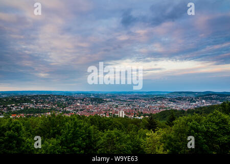 Allemagne, Stuttgart métropole ville d'innombrables maisons et bâtiments formant, en montagne de la vallée de décombres au coucher du soleil Banque D'Images