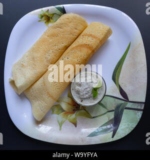 Masala Dosa avec Chutney de noix de coco, South Indian repas servi avec un chutney de noix de coco. Banque D'Images