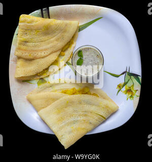 Masala Dosa avec Chutney de noix de coco, South Indian repas servi avec un chutney de noix de coco. Banque D'Images