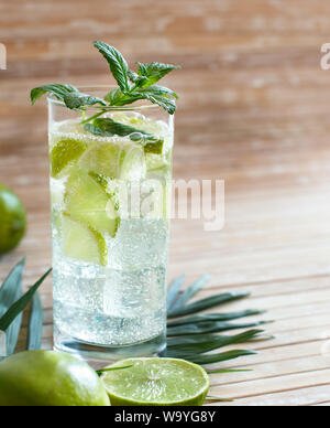 Boisson rafraîchissante faite maison avec du jus de lime et de menthe close up Banque D'Images